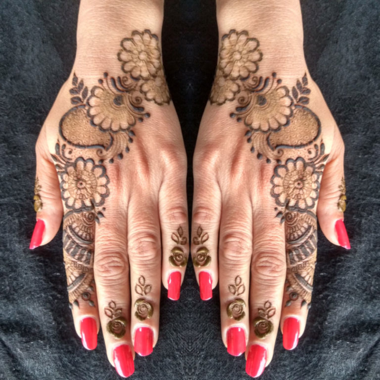 Top view art henna tattoo on woman hands. master artist drawing Arabic  mehndi for bride before wedding. Close-up, overhead view. Floral design.  Cone Stock Photo - Alamy