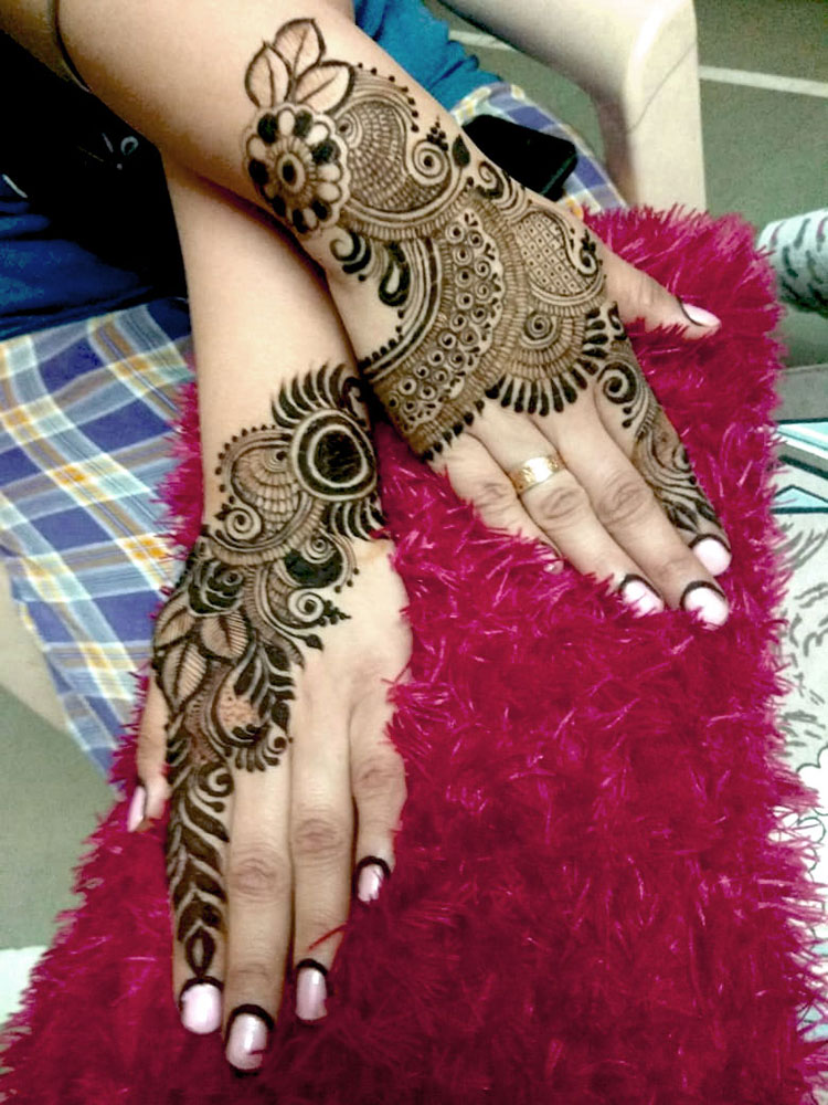 Premium Photo | Henna tattoo on woman hands artist drawing arabic mehndi